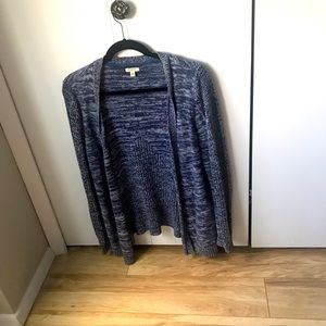 Long sleeve knit cardigan without pockets. Size medium. Good condition.